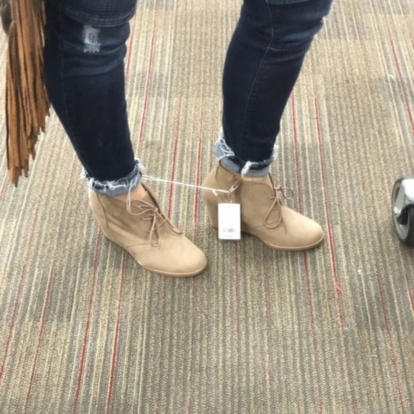Universal Thread Sz 9.5 BESSIE Tan Wedge Boots Bootie NWT - Picture 1 of 7